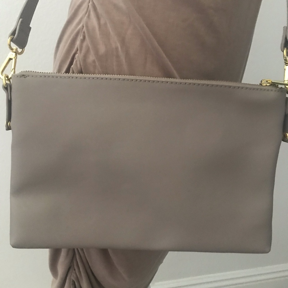 Joy & Iman 100% Leather Crossbody and Detachable Designer Clutch. - Picture 3 of 8